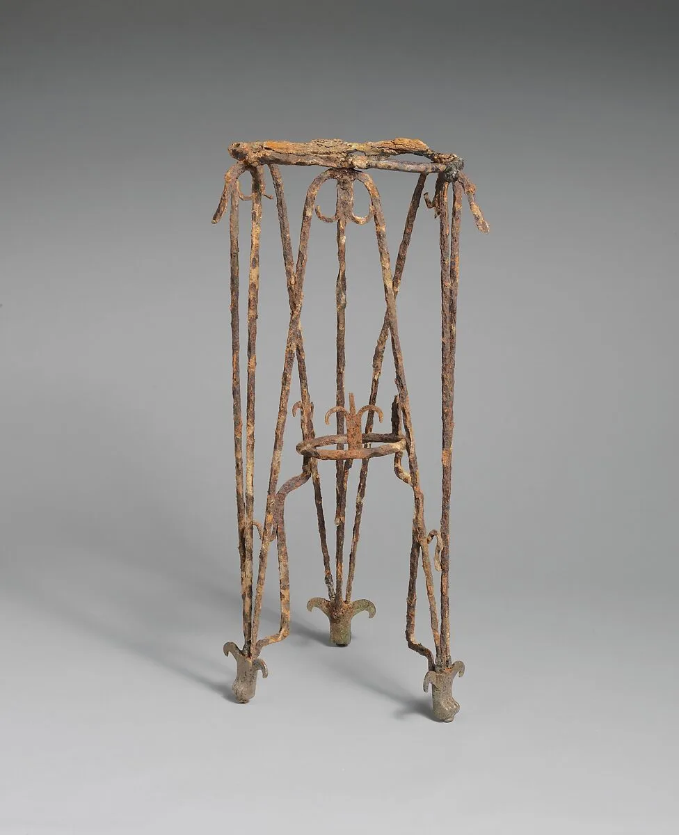 Iron tripod — Unknown