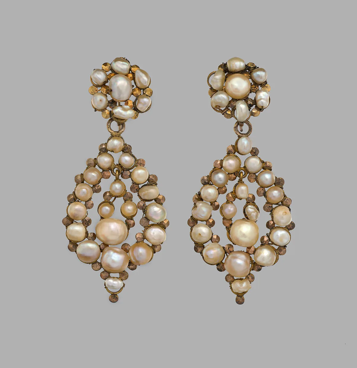 Pair of earrings — Unknown