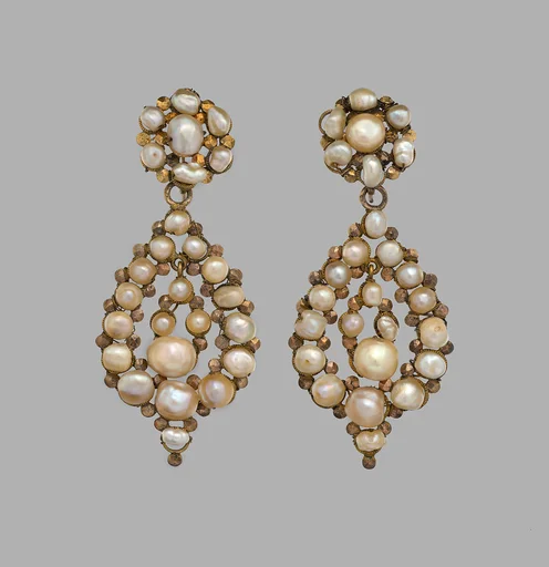 Pair of earrings
