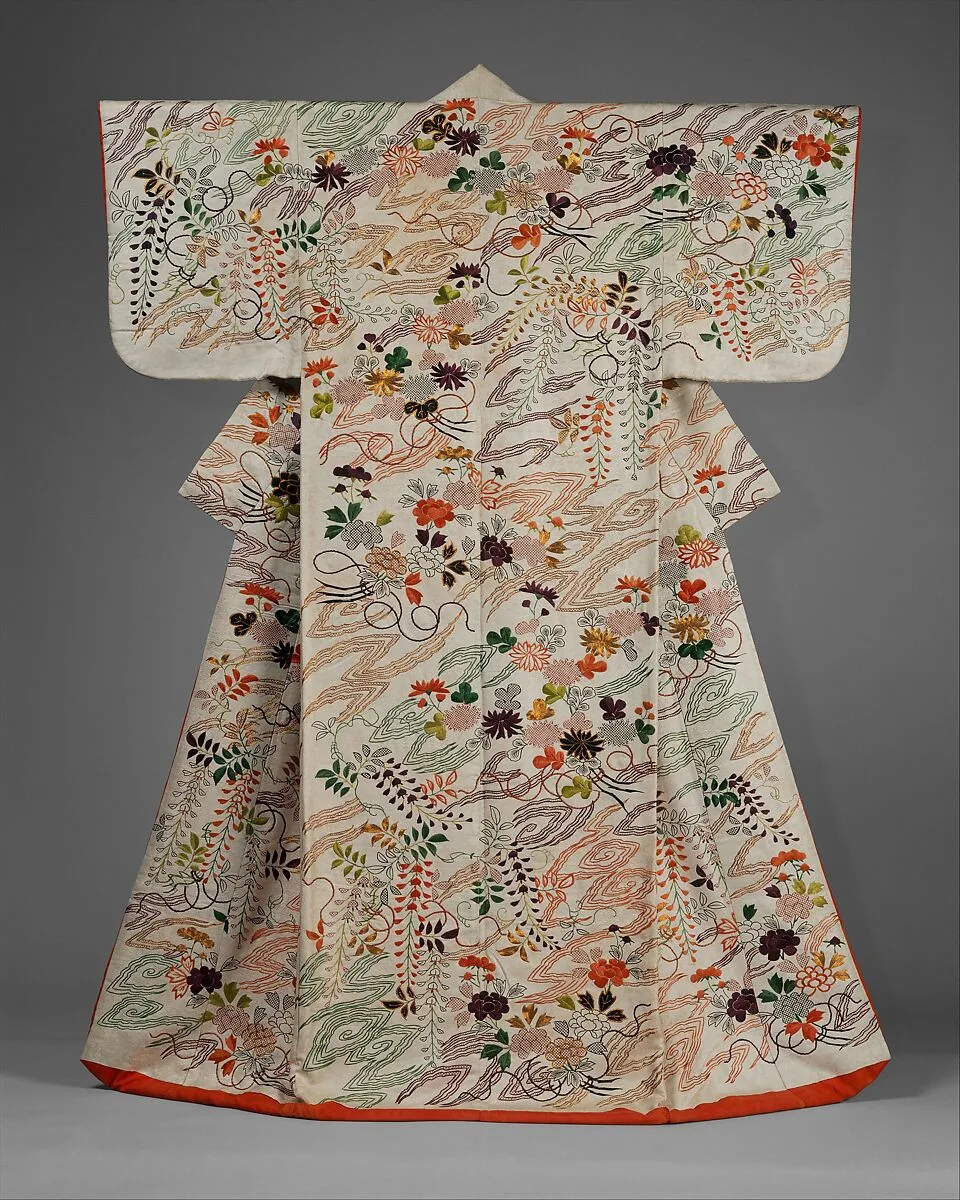 白綸子地菊藤花束雲模様打掛|Outer Robe (Uchikake) with Chrysanthemum and Wisteria Bouquets — Unknown