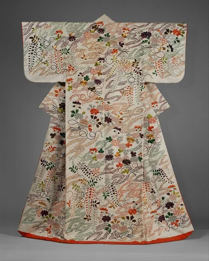 白綸子地菊藤花束雲模様打掛|Outer Robe (Uchikake) with Chrysanthemum and Wisteria Bouquets