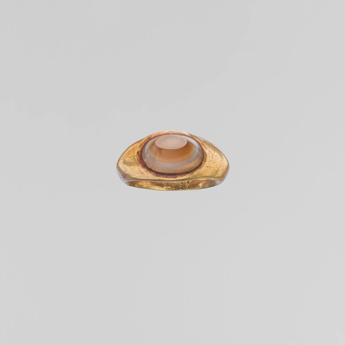 Gold and banded agate ring — Unknown