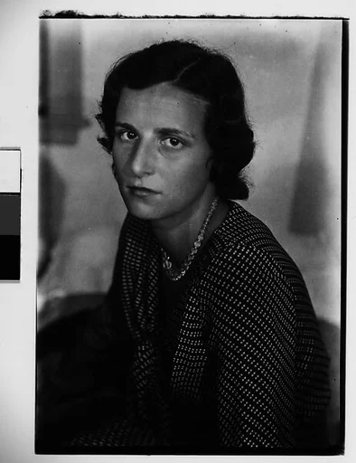 [Unidentified Woman: Dorothy Harvey?]