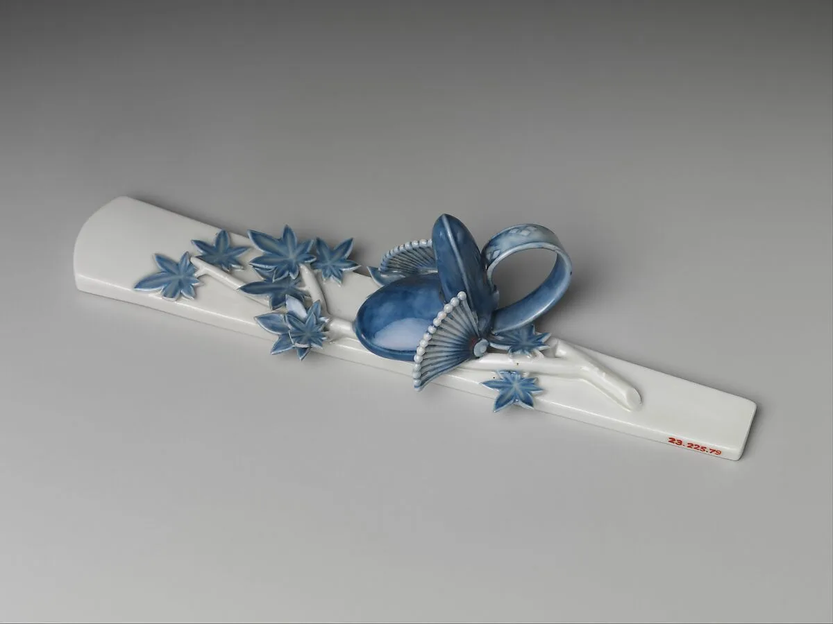 染付紅葉賀文鎮|Paperweight (Bunchin) with Maple Branch and Bugaku Hat from “An Imperial Celebration of Autumn Foliage” (Momiji no ga), Chapter 7 of The Tale of Genji — Unknown