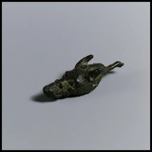 Pin with head of a dog