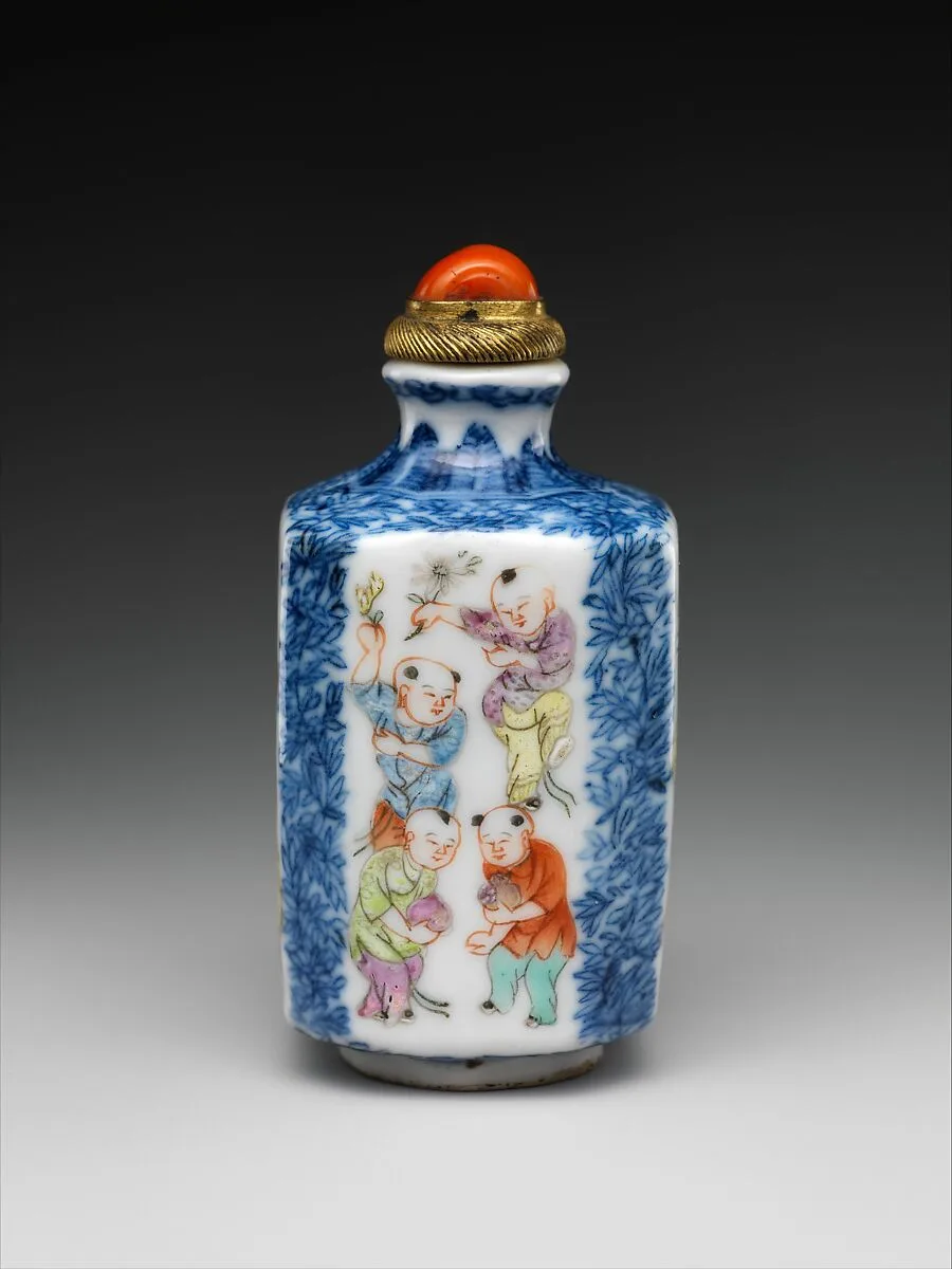 清道光 景德鎮窯青花粉彩嬰戲圖鼻煙壺|Snuff bottle with boys at play — Unknown