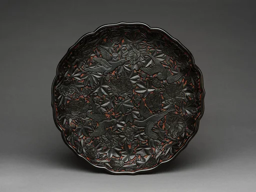 明 雕漆剔黑四鳥穿花紋盤|Foliated dish with four birds and flowers