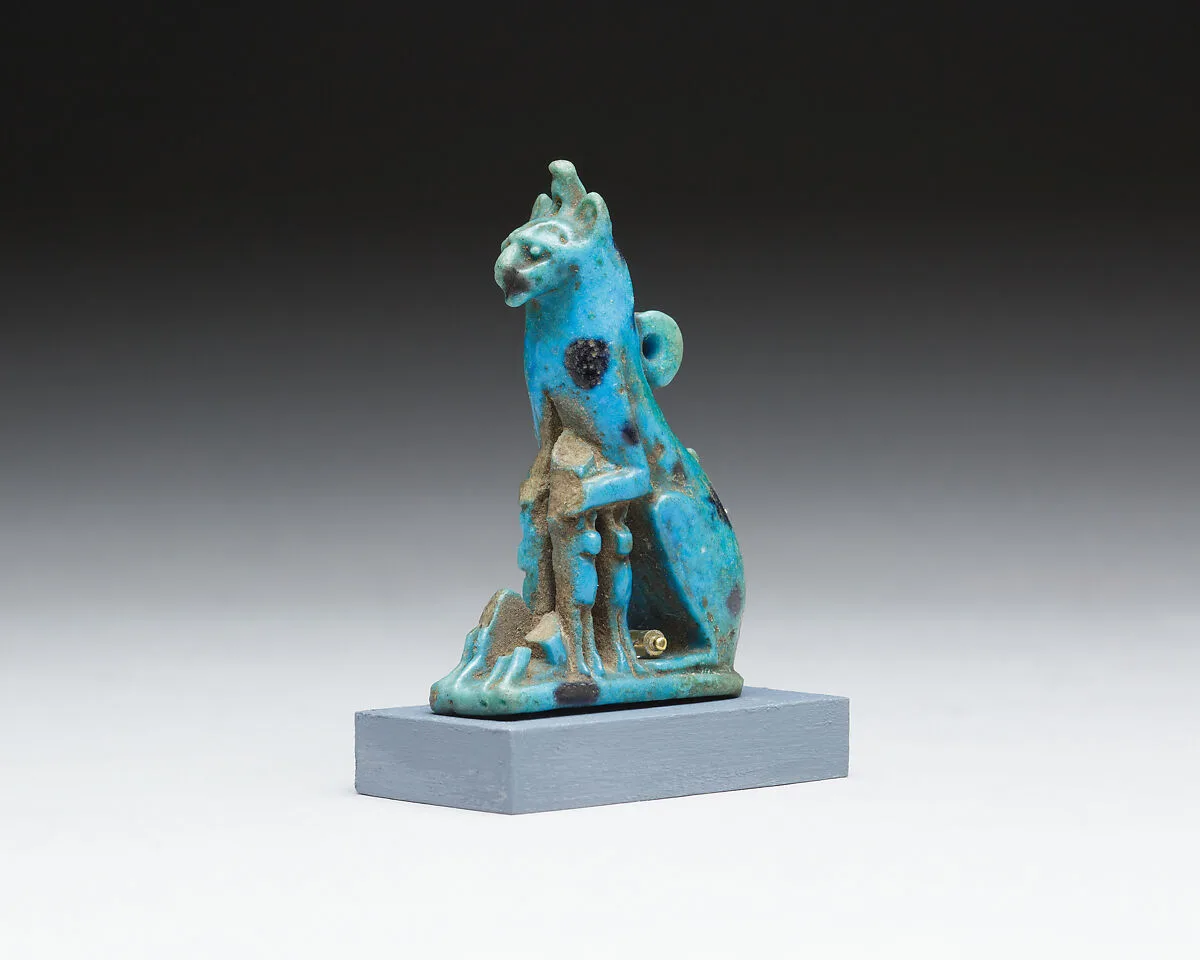 Cat with kittens amulet — Unknown