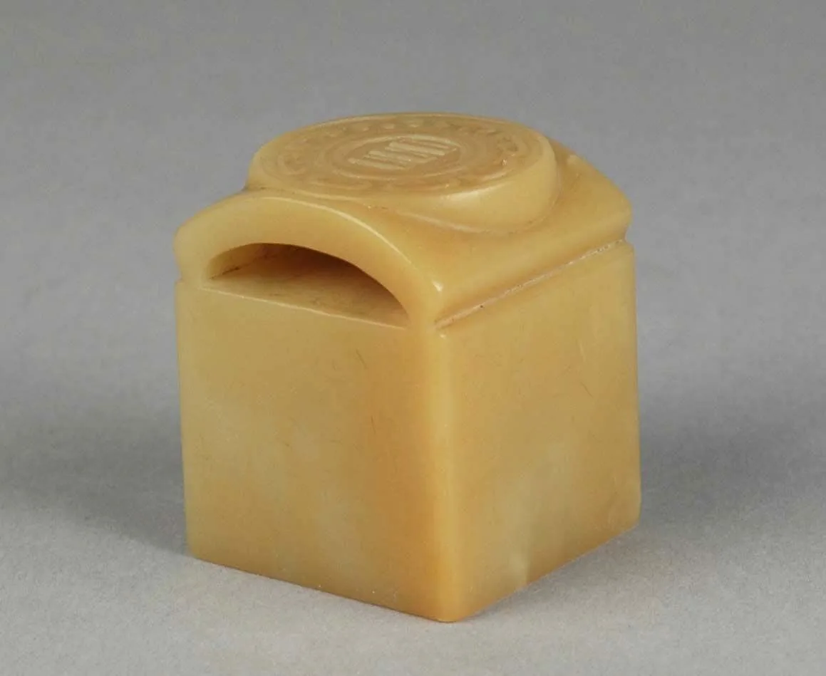 白芙蓉雕瓦紐博古紋章料|Square Seal with Tile-Shaped Knob — Unknown