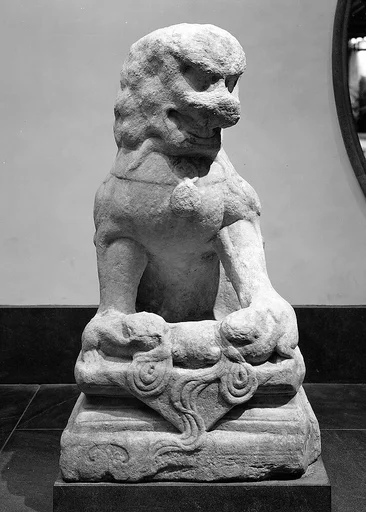 明 雙獅 石雕|Seated Lion (one of a pair)