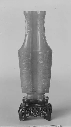 清中期  玉雕爐瓶三事|Vase on Stand