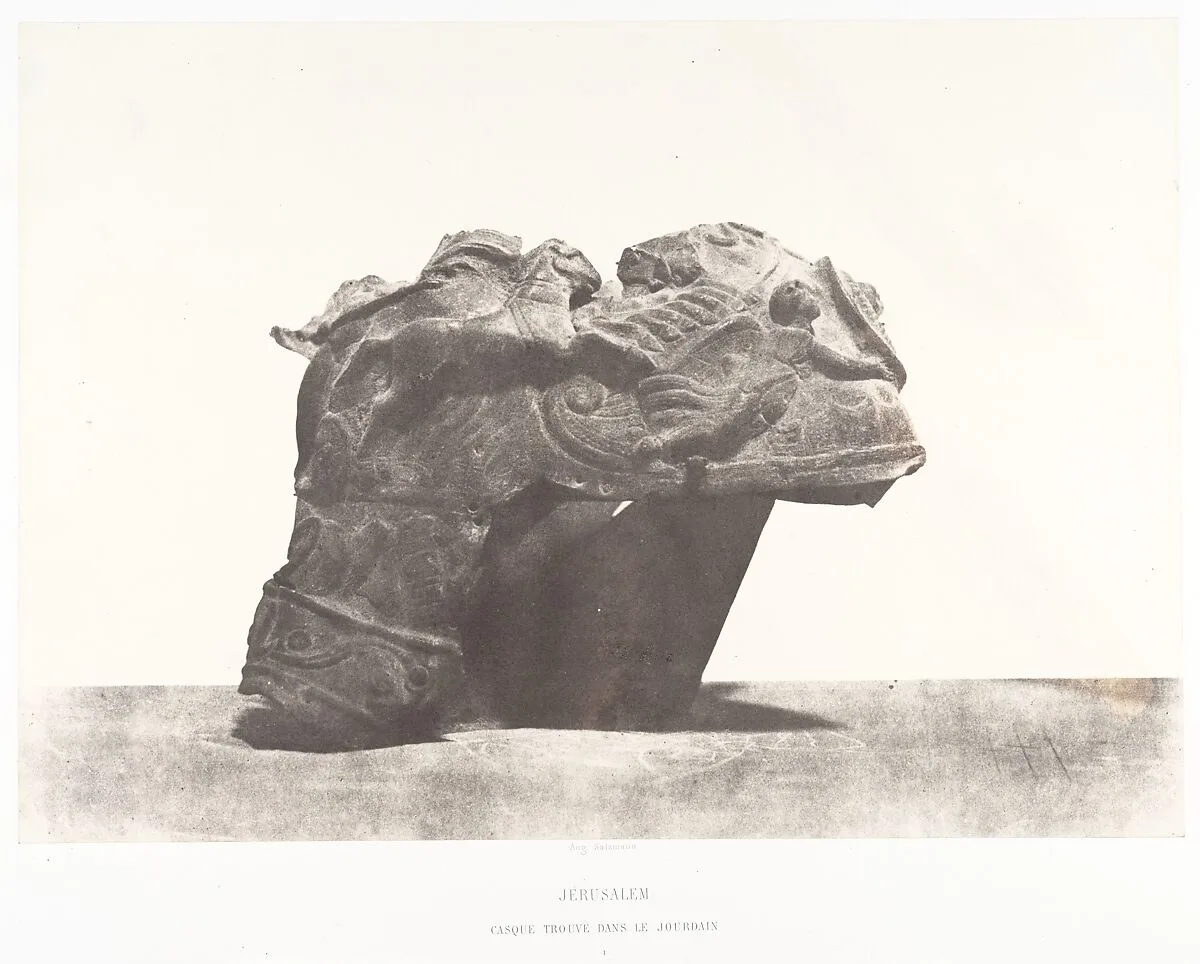 Jérusalem, Casque trouvé dans le Jourdain, 1 — Auguste Salzmann|Imprimerie photographique de Blanquart-Évrard, à Lille