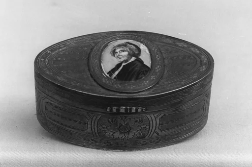 Box with Medallion Top