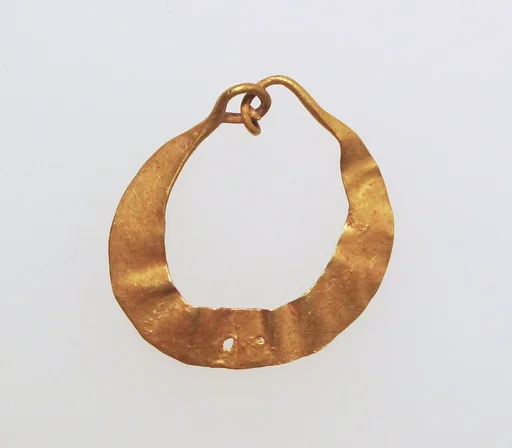 Earring, crescent-shaped