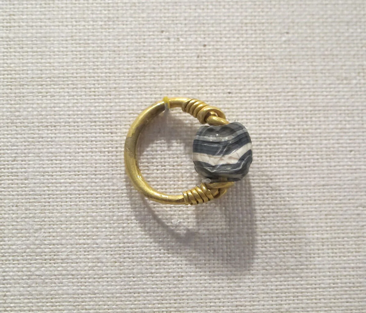 Gold swivel ring with banded agate scarab — Unknown