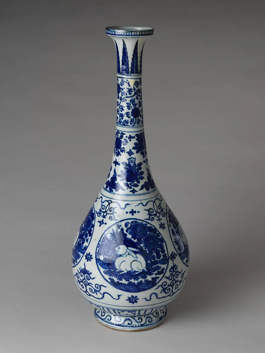 明晚期 景德鎮窯青花開光玉兔長頸瓶|Vase with rabbits — Unknown