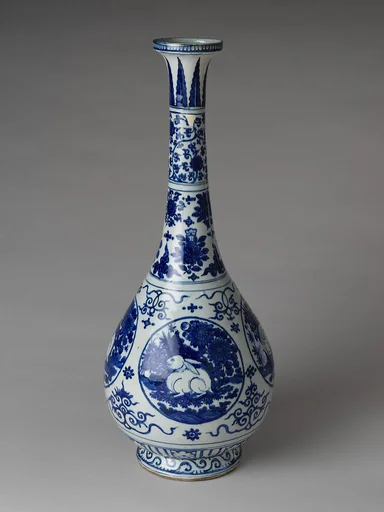 明晚期　景德鎮窯青花開光玉兔長頸瓶|Vase with rabbits