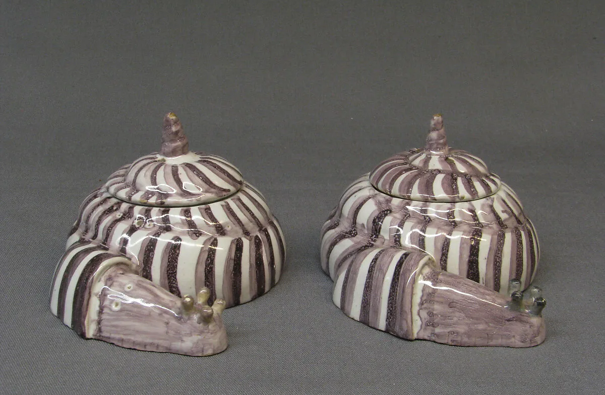 Pair of boxes with covers in the form of snails — Unknown