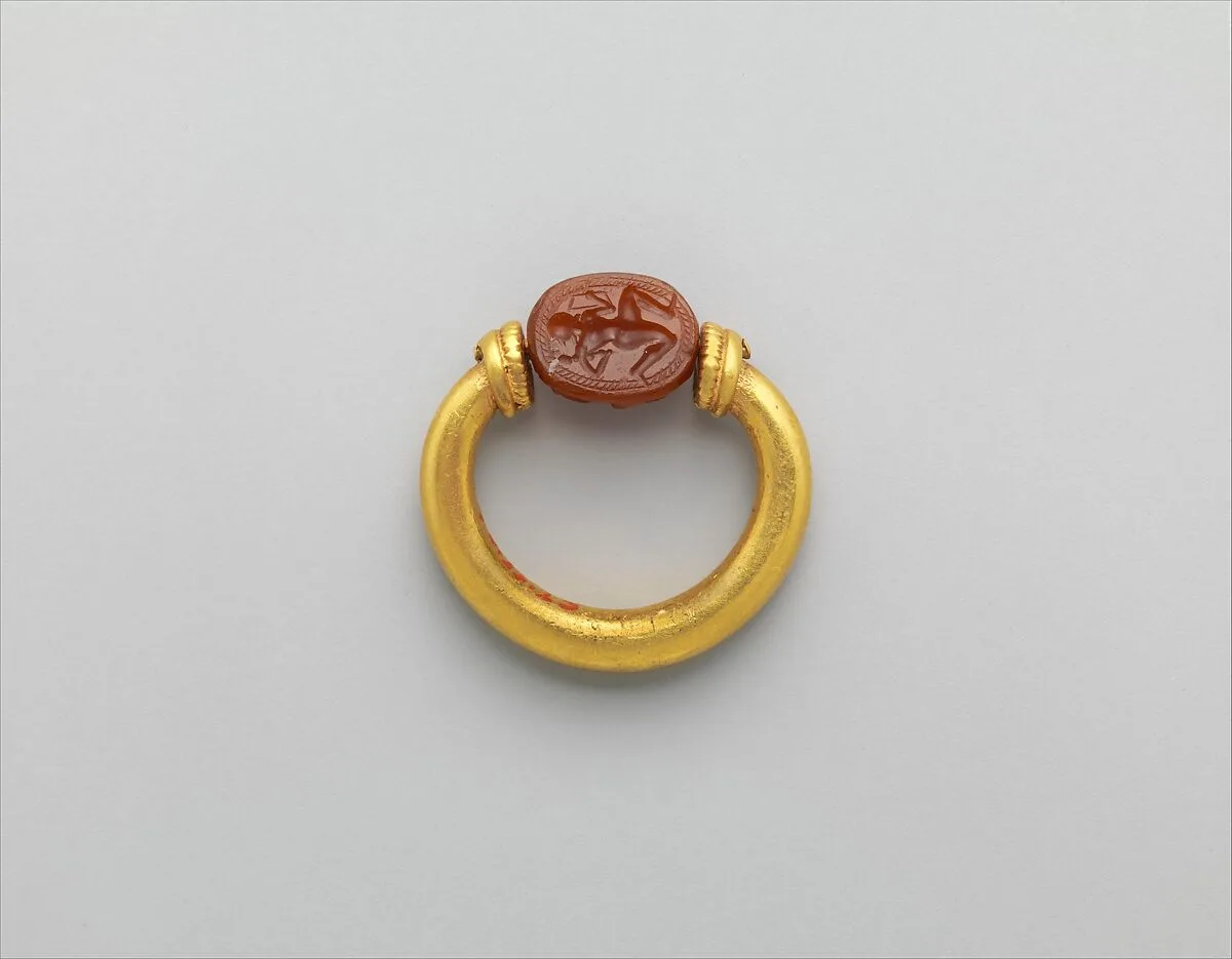 Gold and carnelian ring: on scarab bezel, Herakles — Unknown