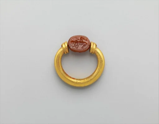 Gold and carnelian ring: on scarab bezel, Herakles