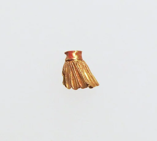 Ornament, flower-shaped mount for stone bead