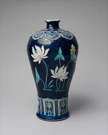 明中期 景德鎮窯法華蓮池紋瓶|Bottle with lotuses