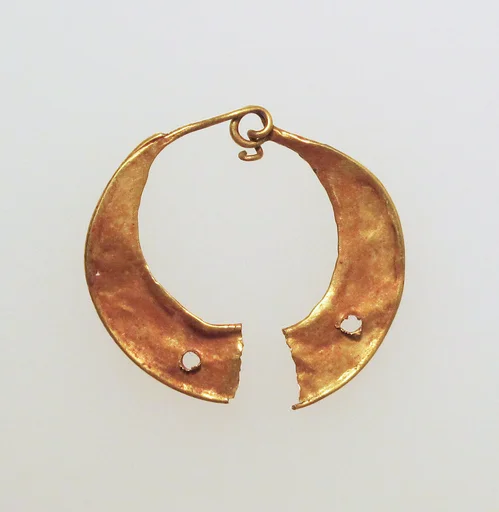 Earring, crescent-shaped
