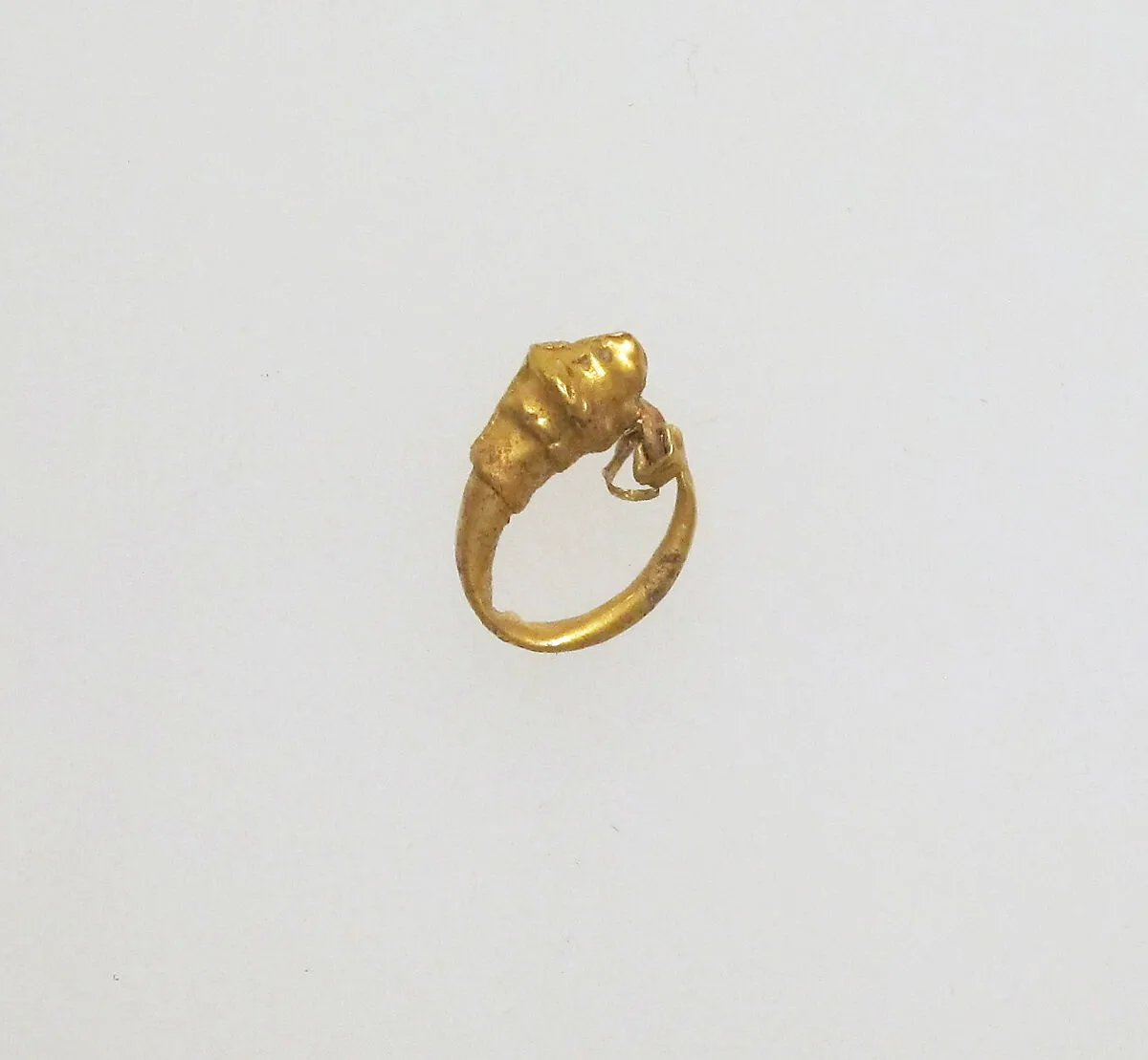 Earring with head of lion — Unknown