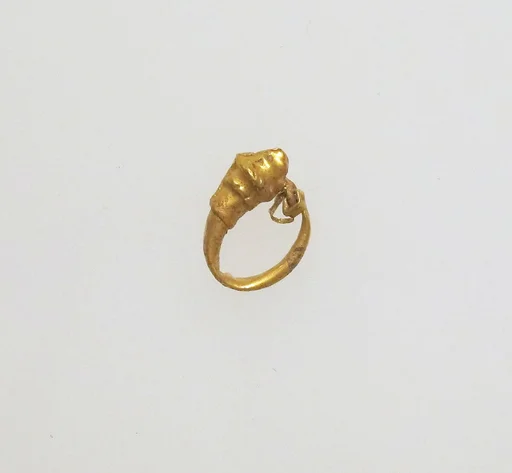 Earring with head of lion