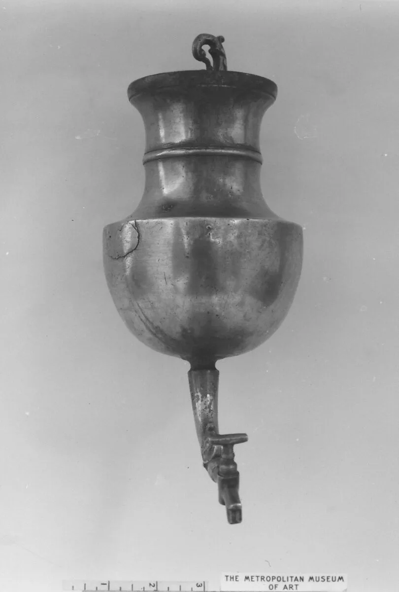 Reservoir lavatory or portable cistern — Unknown