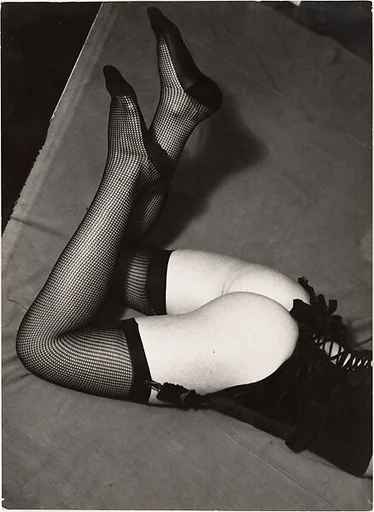 Femme avec Lingerie, Paris