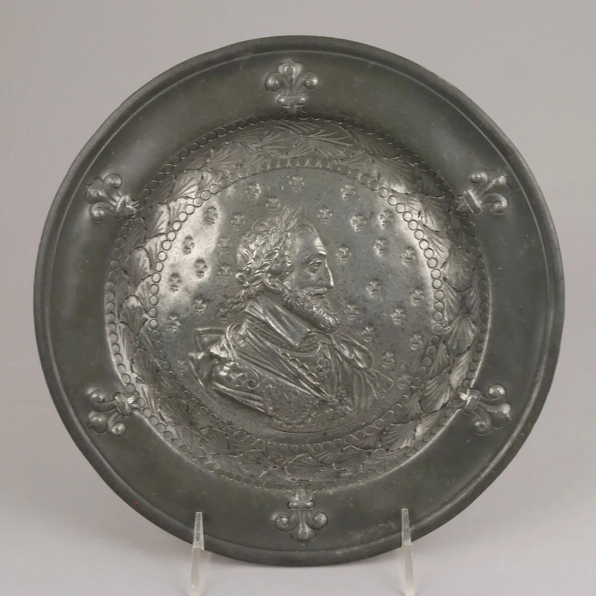 Plate with relief portrait of Henry IV of France — Unknown