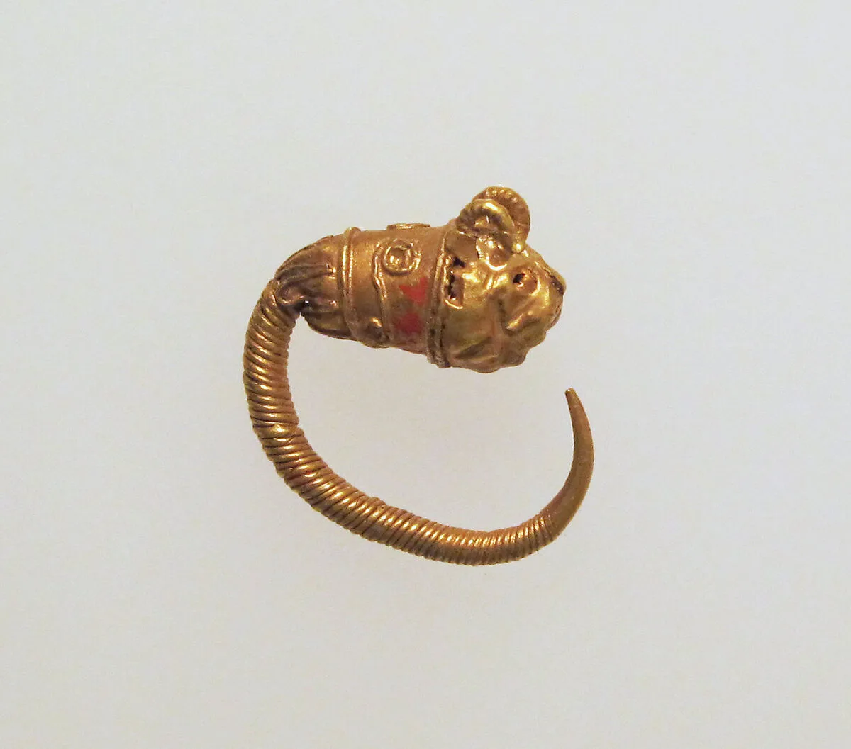 Gold earring with head of a lion — Unknown