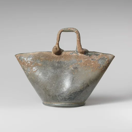 Glass vessel in the shape of a basket