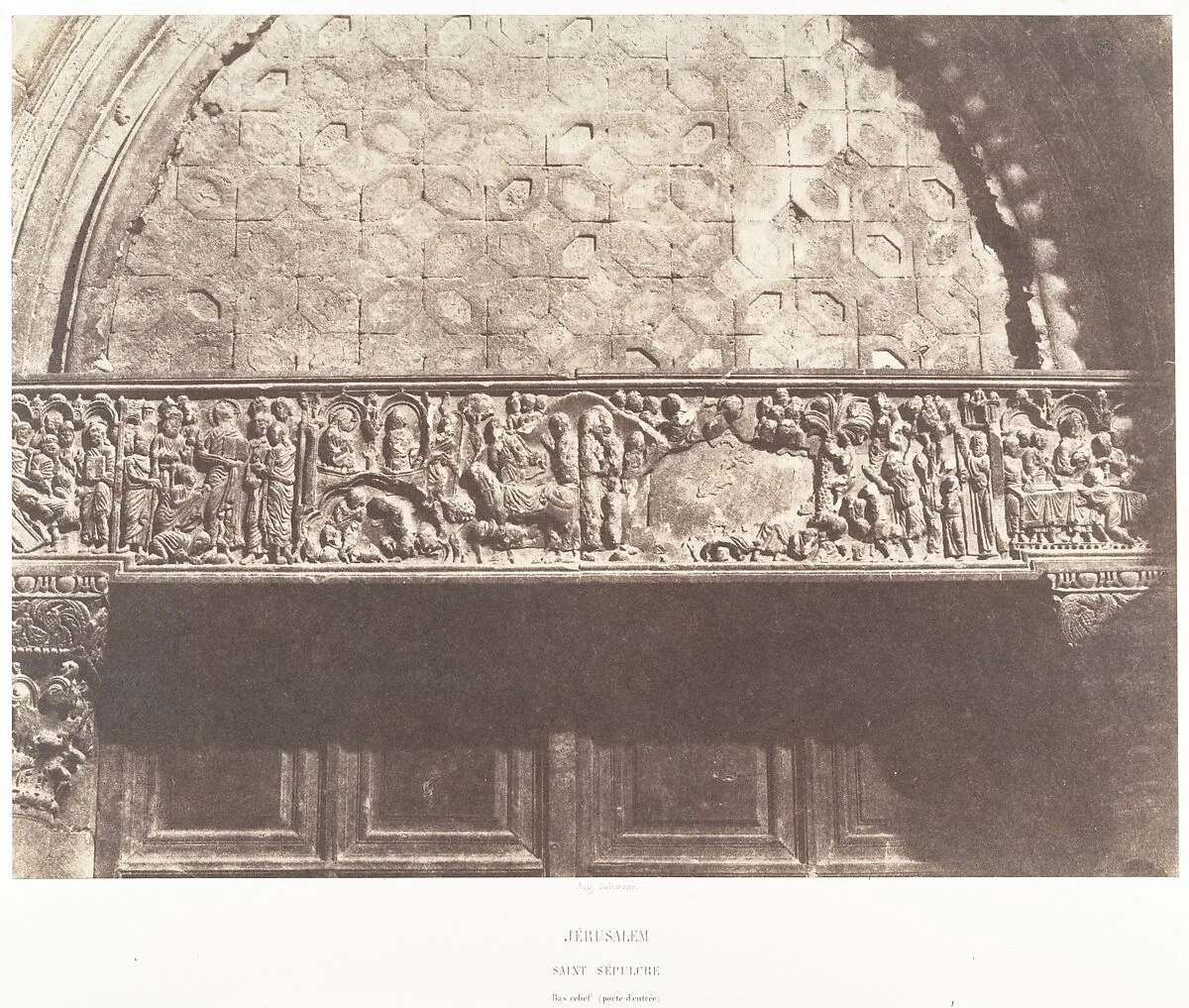 Jérusalem, Saint-Sépulcre, Bas-relief (porte d'entrée) — Auguste Salzmann|Imprimerie photographique de Blanquart-Évrard, à Lille