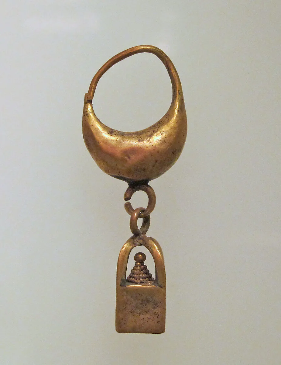 Earring with leech and box pendant — Unknown