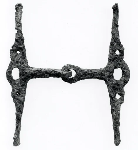 Horse bit with attached cheekpieces