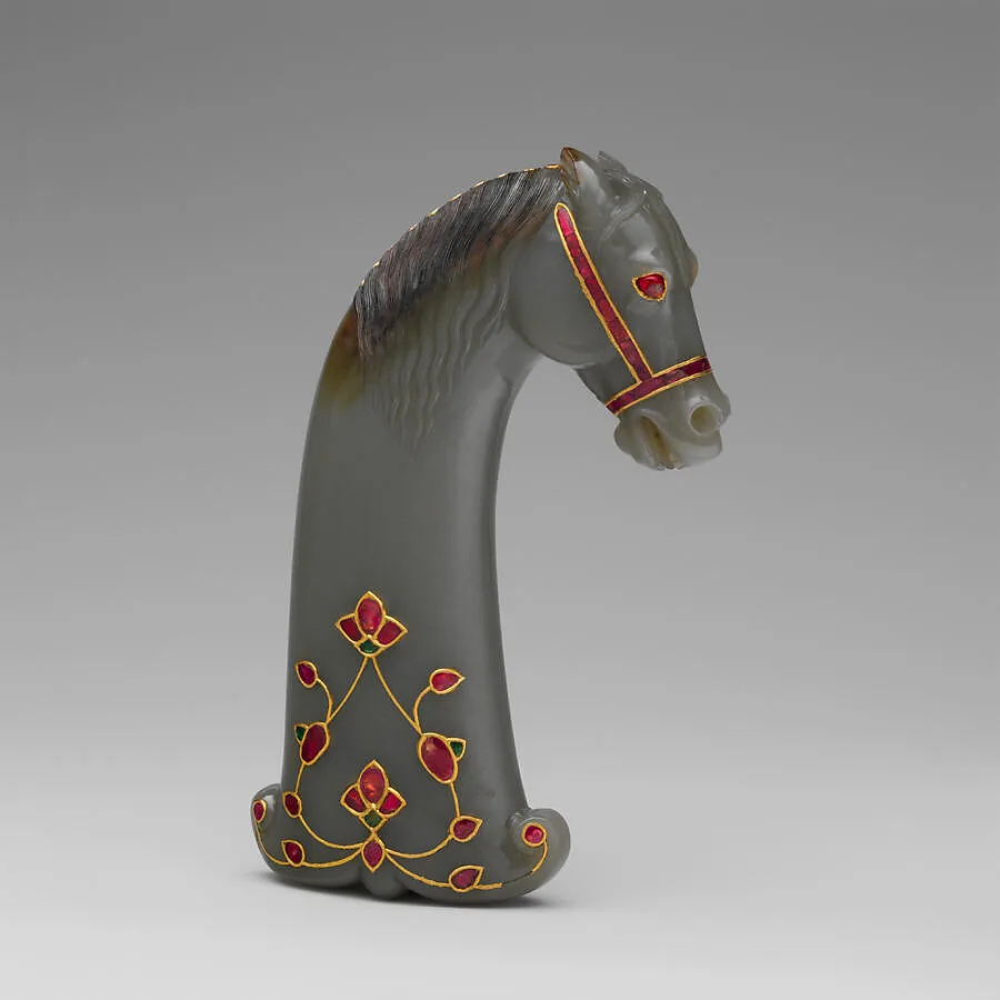 莫臥兒王朝 鑲金嵌寶馬頭形玉劍柄|Sword handle in the shape of a horse’s head — Unknown
