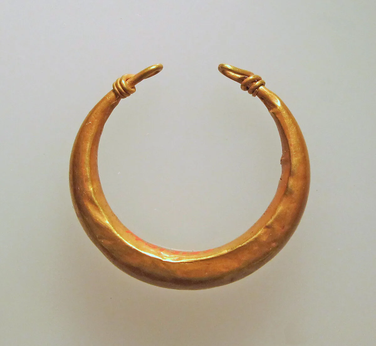 Earring of simple form — Unknown