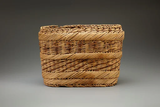Basket, divided to hold three bottles