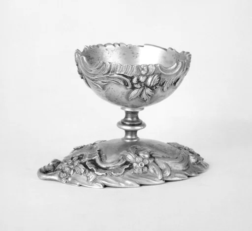 Reversable egg cup