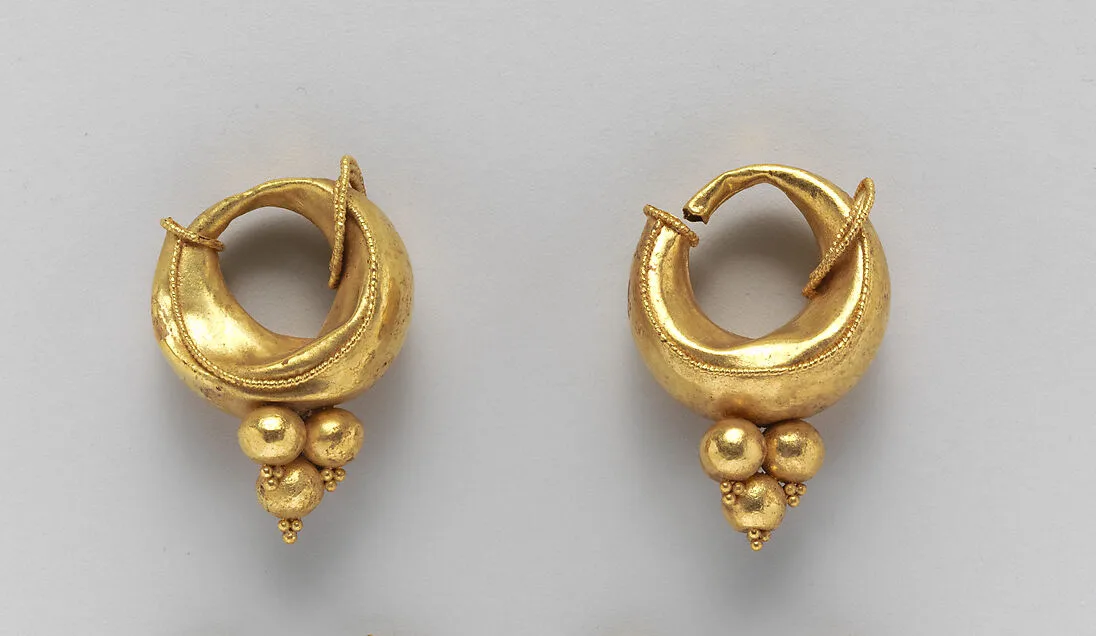 Gold boat-shaped earrings — Unknown
