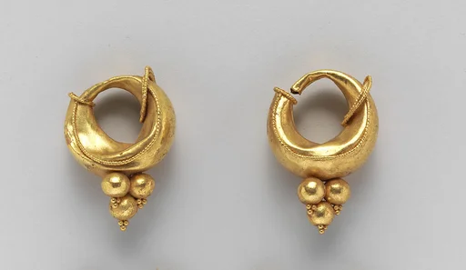 Gold boat-shaped earrings