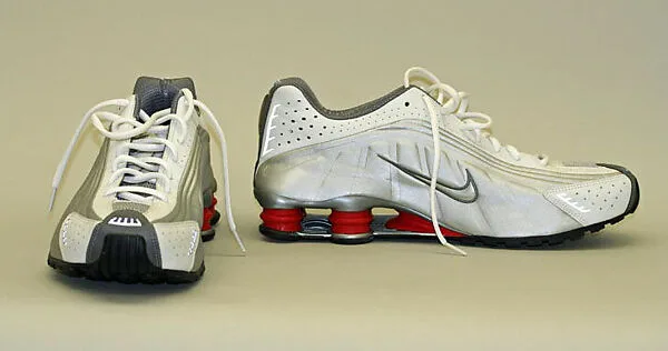 "Shox R4" — Nike