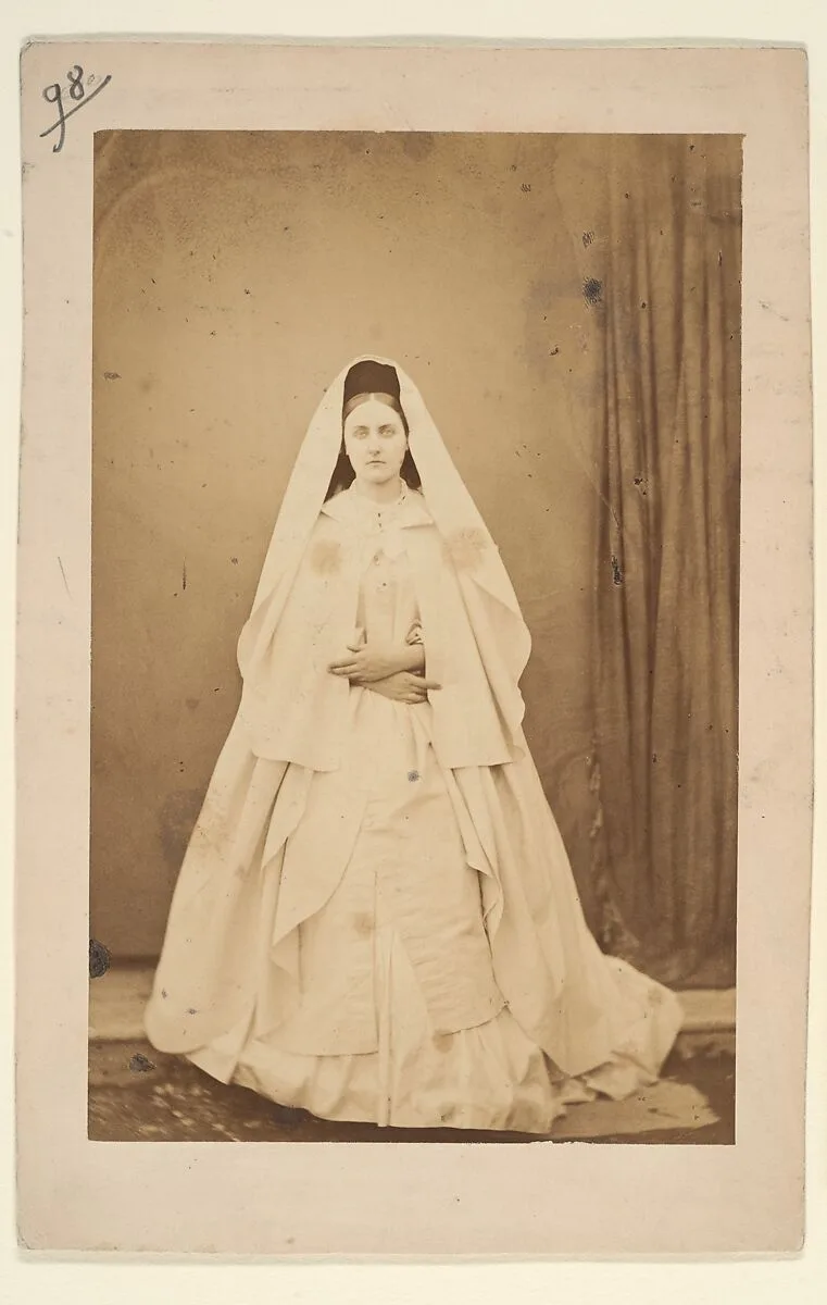 Nonne blanche (en pied) — Pierre-Louis Pierson