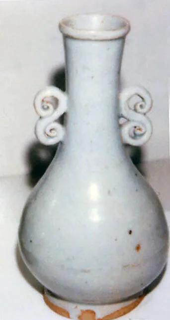 元 景德鎮窯青白釉曲耳細頸瓶(一對)|Vase (one of a pair) — Unknown
