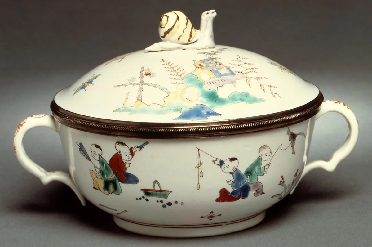 Porringer with cover (Écuelle) — Chantilly