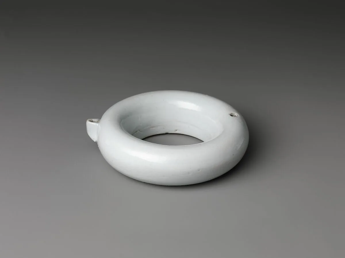 백자 고리 모양 연적 조선|白磁環形硯滴 朝鮮|Ring-shaped water dropper — Unknown