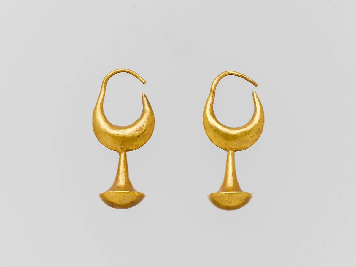 Gold earring with nail-head pendant — Unknown