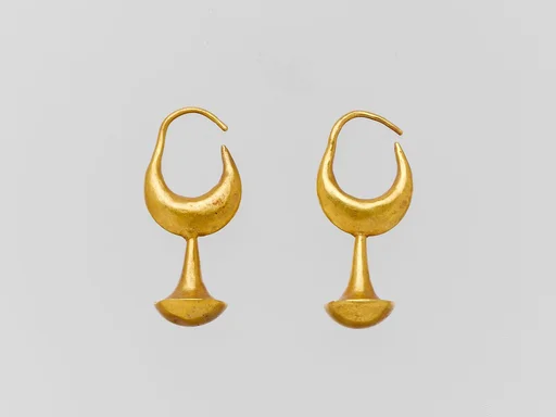 Gold earring with nail-head pendant